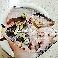 胖头鱼头炖豆腐的做法图解2