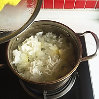 养颜银耳莲子羹的做法图解2