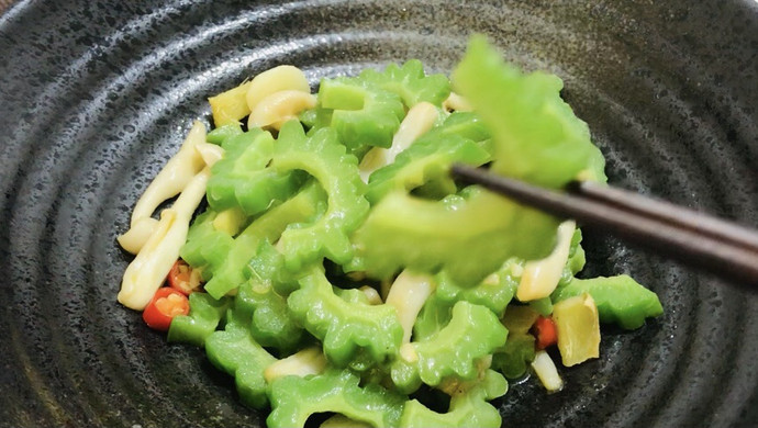 苦瓜正当季，做个白玉菇炒苦瓜吧