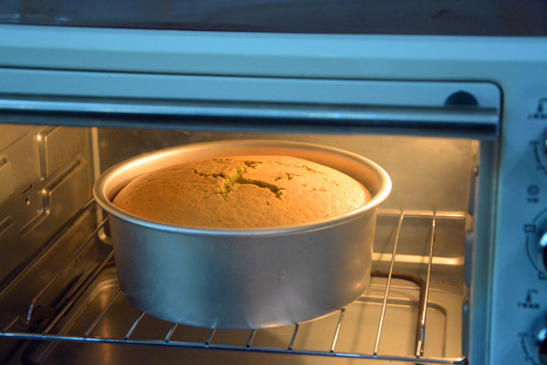 烤箱做蛋糕(抹茶戚风蛋糕的做法)