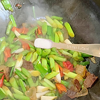 腊肉炒青蒜的做法图解11