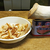 杏鲍菇午餐肉鱿鱼丝酱油炒饭的做法图解1
