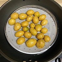 椒盐小土豆的做法图解2