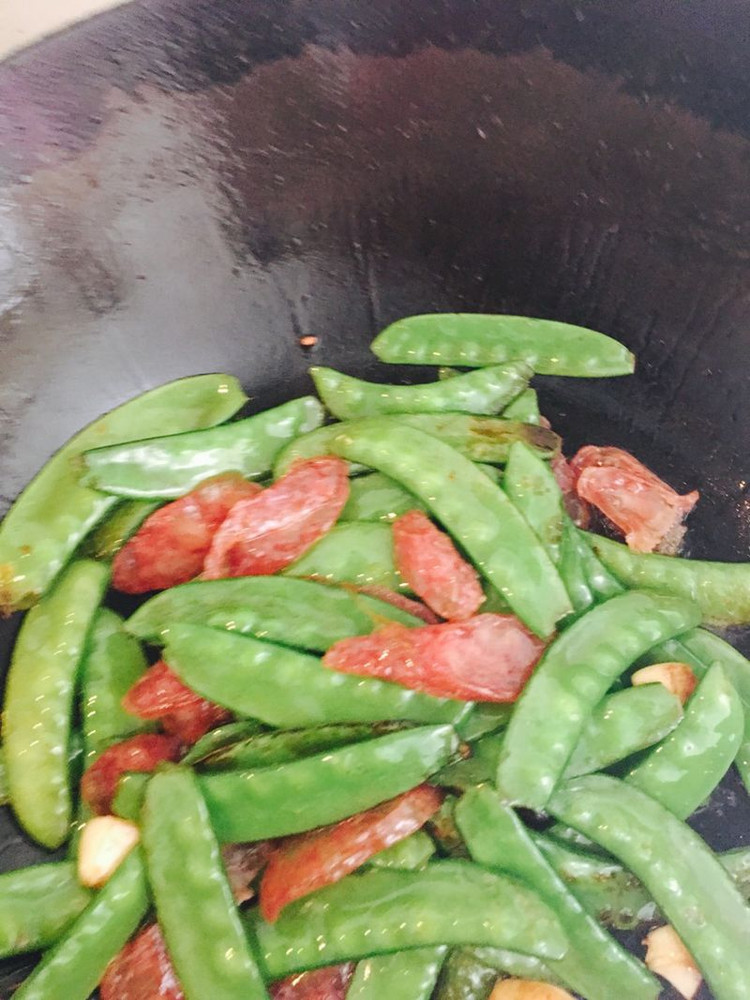 腊肠炒荷兰豆的做法