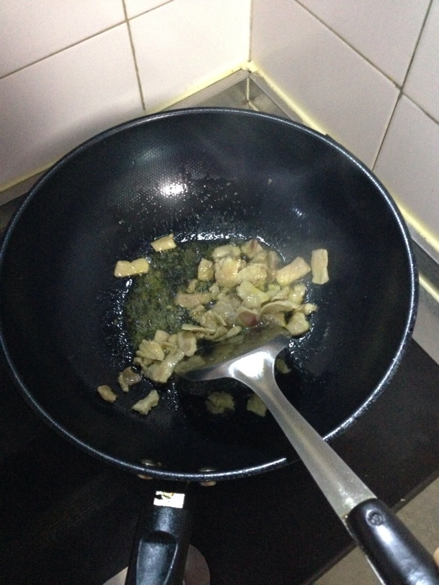 木耳蒜黄炒肉的做法图解2