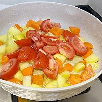 #万物皆可搭#家常美味下饭菜：番茄土豆焖牛腩，软烂多汁的做法图解5