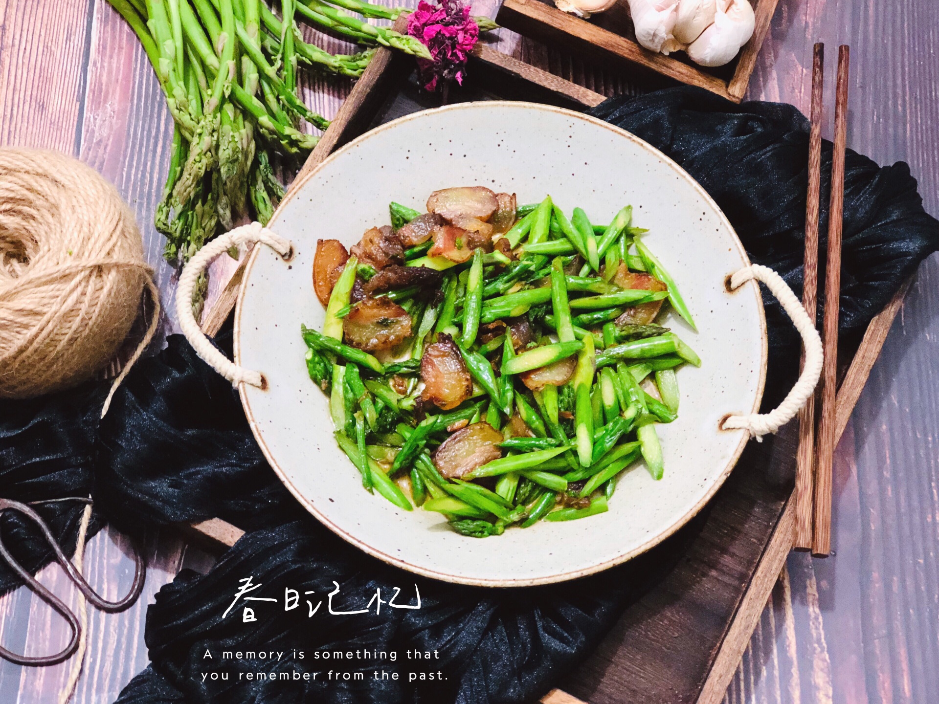 Stir fried bacon with asparagus. Nutritious and delicious