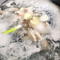 冬日暖汤：花胶鸡汤的做法图解1