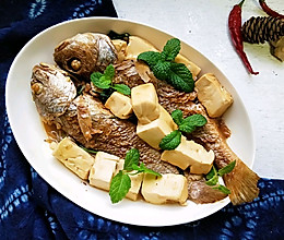黄花鱼炖豆腐 鲜嫩的美味的做法