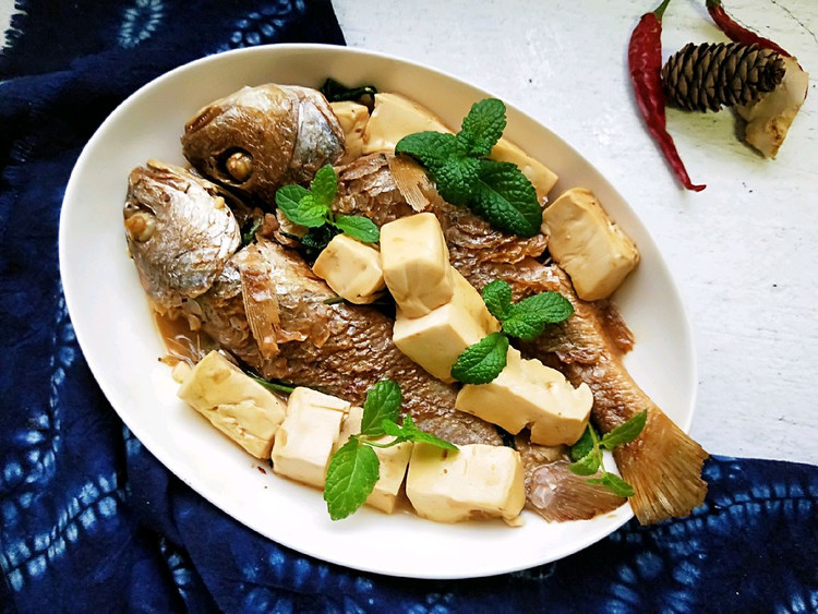黄花鱼炖豆腐 鲜嫩的美味的做法