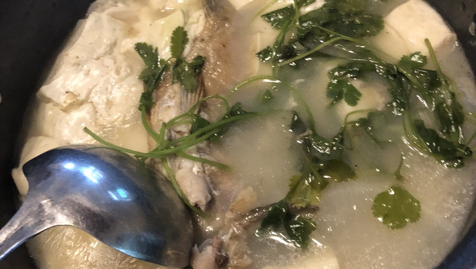 鲫鱼炖萝卜豆腐汤
