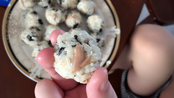 懒人解决隔夜饭之紫菜金枪鱼饭团