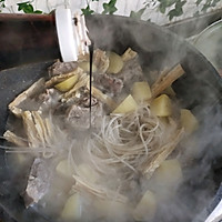 香喷喷土豆腐竹排骨炖粉条的做法图解10