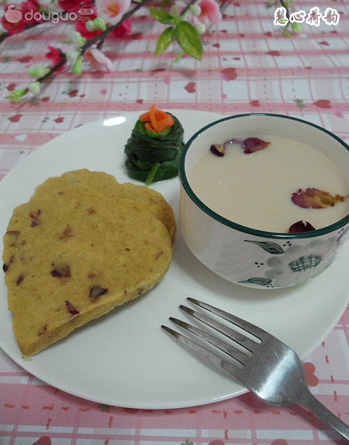 Rose bean milk vs rose bean cake vs spinach and carrot shreds