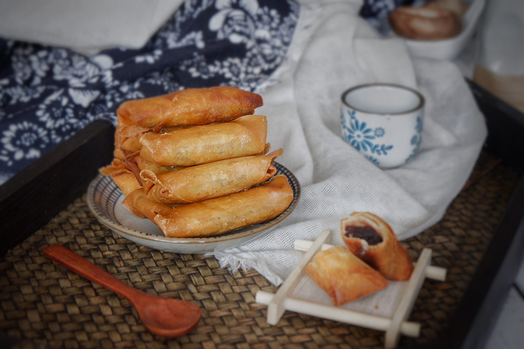 Spring rolls with red bean sauce