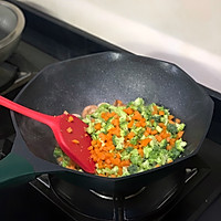 西兰花虾仁炒饭的做法图解3