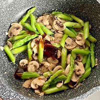 芦笋炒口菇，美味又健康的做法图解7