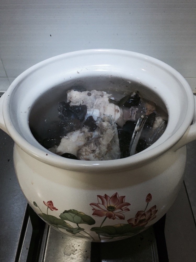 【卢微笑私厨】黄芪木耳滋补鱼头汤的做法图解4
