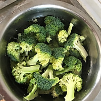 凉拌西兰花的做法图解1
