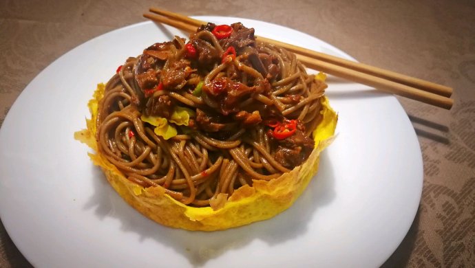 蛋托干拌牛肉荞麦面
