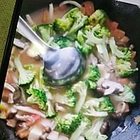 虾仁菌菇西兰花豆腐汤的做法图解6