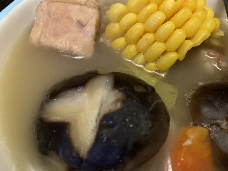 砂锅排骨 玉米 胡萝卜 香菇营养汤的做法