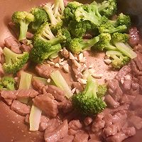 #夏日消暑，非它莫属# 蒜香西兰花炒牛肉的做法图解6
