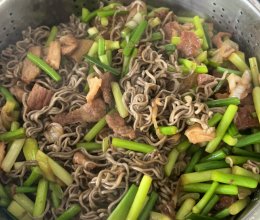 蒜苔炒面的做法