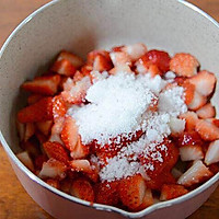 #童年不同样，美食有花样#草莓牛奶布丁的做法图解1