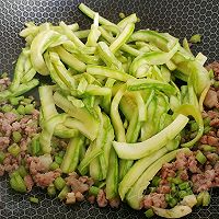 香芹肉酱烧瓜条的做法图解5
