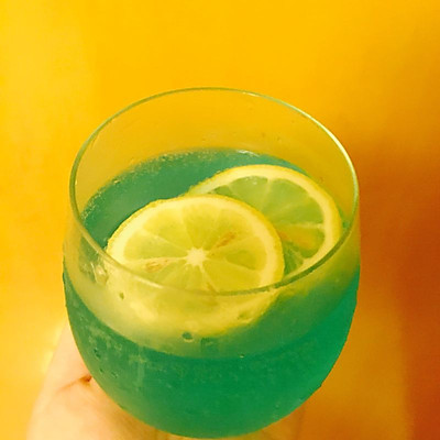 冰蓝柠檬鸡尾酒