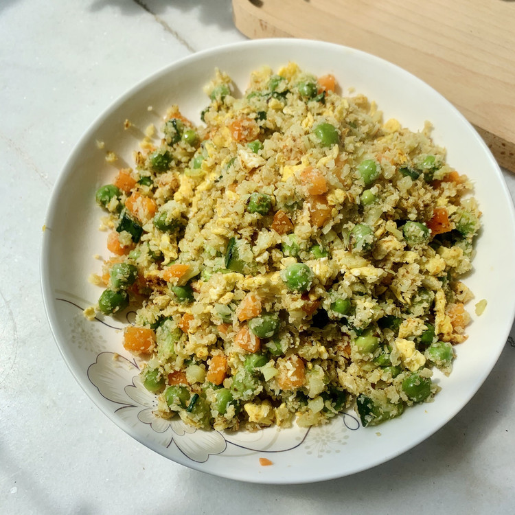 花菜蛋炒饭，没有米饭的低卡美味蛋炒饭的做法