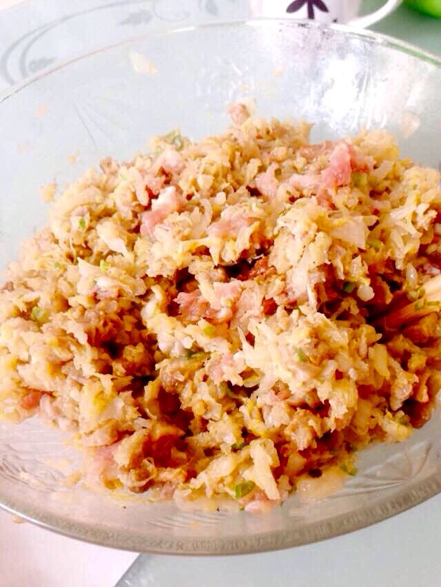 酸菜肉知发面包子的做法图解3
