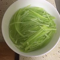 凉拌莴笋丝的做法图解2