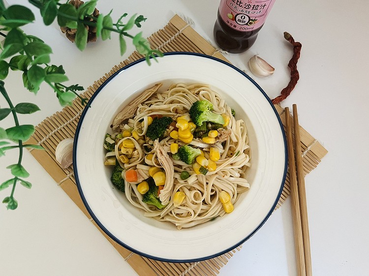 鸡丝蔬菜玉米沙拉凉面的做法