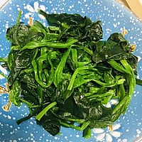 炝拌菠菜的做法图解1