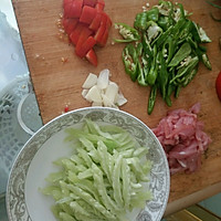 【私房菜】青椒肉片炒苦瓜的做法图解2