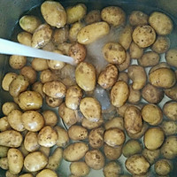 东北酱香小土豆的做法图解1