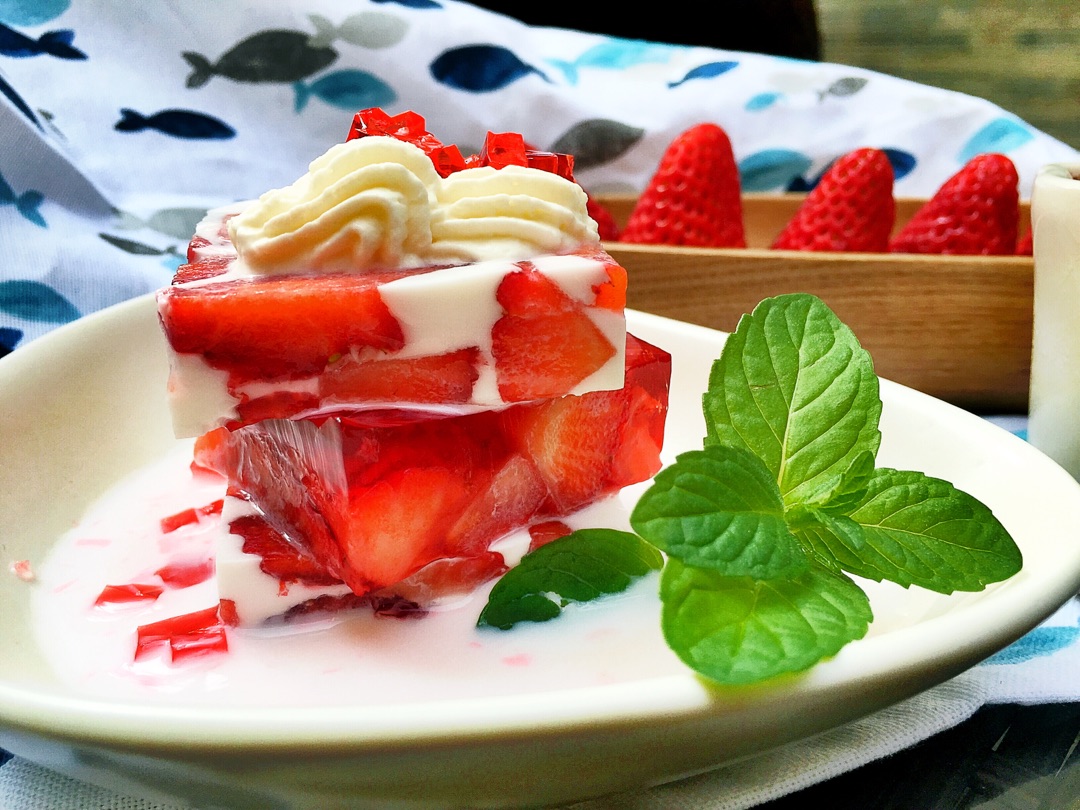 草莓冻芝士慕斯｜酸甜清新·入口即化 - 哔哩哔哩