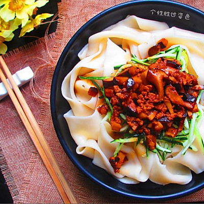 香菇肉酱拌烩面