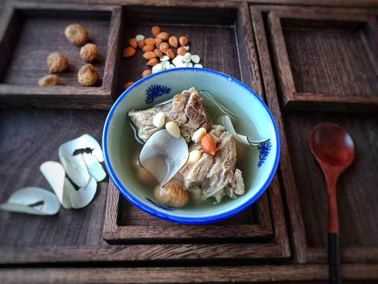         秋季养生汤～海底椰杏仁排骨汤的做法