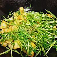 煎豆腐炒豆苗的做法图解4