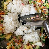 #夏日开胃餐#剩米饭的新吃法-海苔香肠蛋炒饭的做法图解5