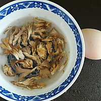 云南野生菌宴席~白参菌蒸蛋的做法图解2