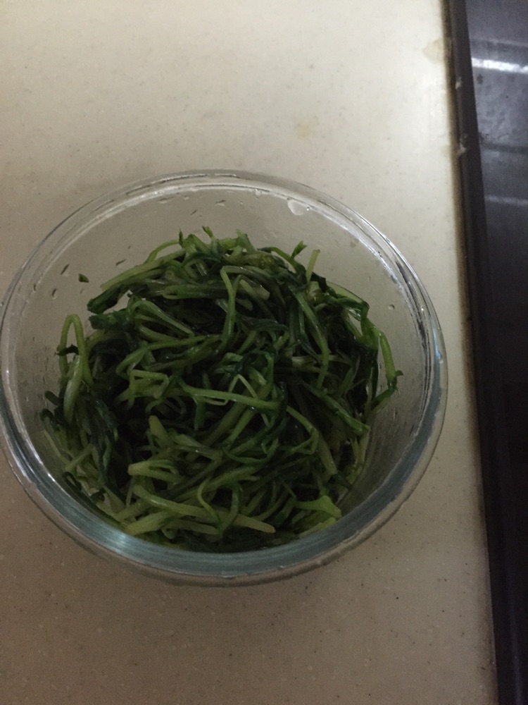 凉拌豌豆苗的做法图解2