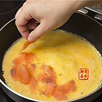 【曼步厨房】快手早餐 - 烟熏三文鱼蛋饼的做法图解3