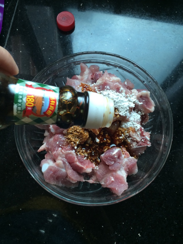 土豆烧排骨的做法图解1