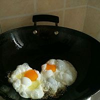 爆锅蛋蛋面的做法图解2