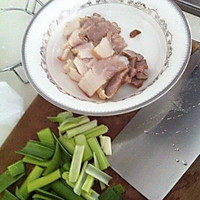 蒜苗炒回锅肉的做法图解1