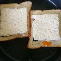 快手早餐～鸡蛋火腿煎三明治的做法图解5